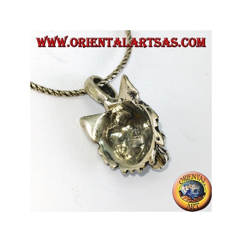 La cabeza de lobo colgante de plata