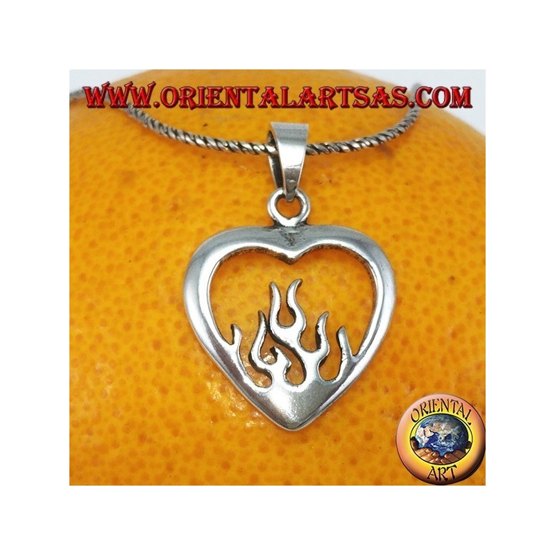 Colgante de plata, corazón con fuego