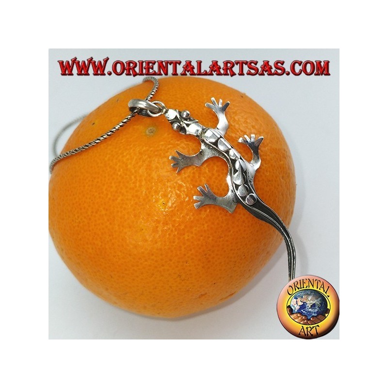 Pendentif en argent gecko avec des clous dans le dos
