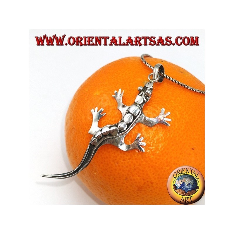 Pendentif en argent gecko avec des clous dans le dos