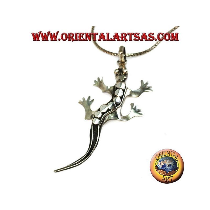 Pendentif en argent gecko avec des clous dans le dos