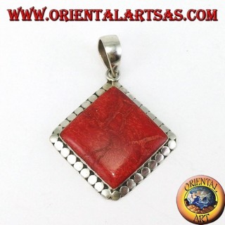 Ciondolo in argento con madrepora rossa quadrata contornata di borchie