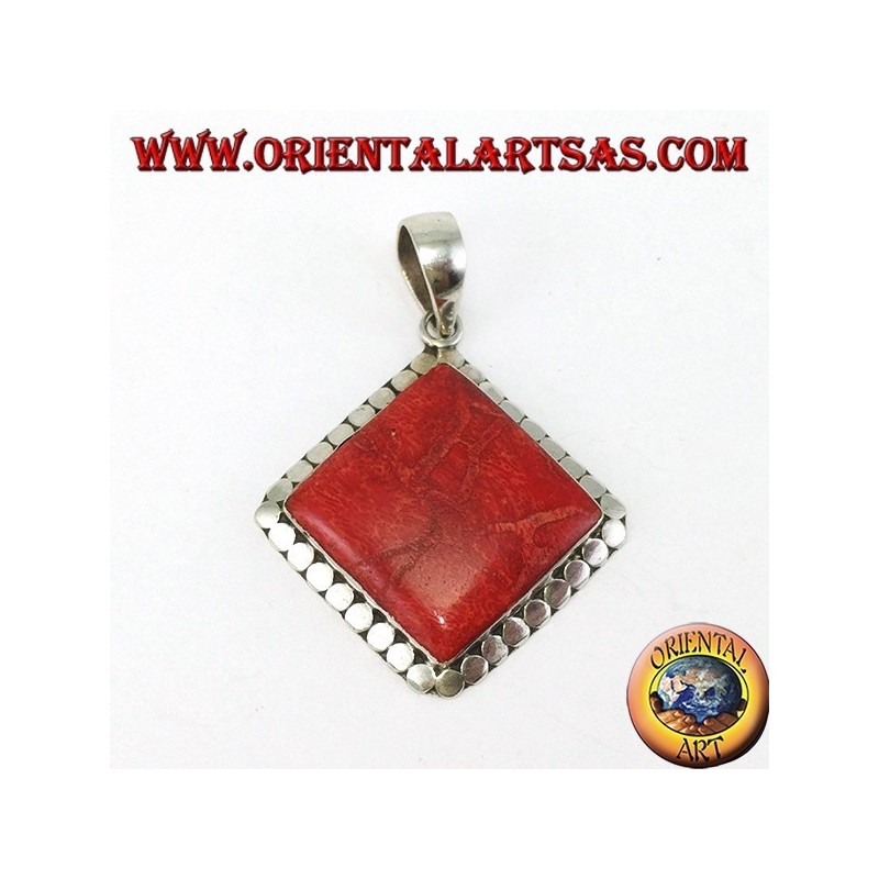 Pendentif en argent avec madrepora carré rouge entouré de clous