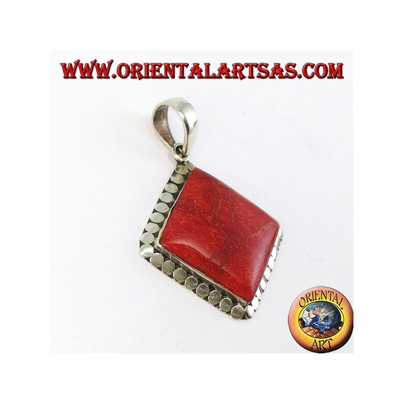Pendentif en argent avec madrepora carré rouge entouré de clous