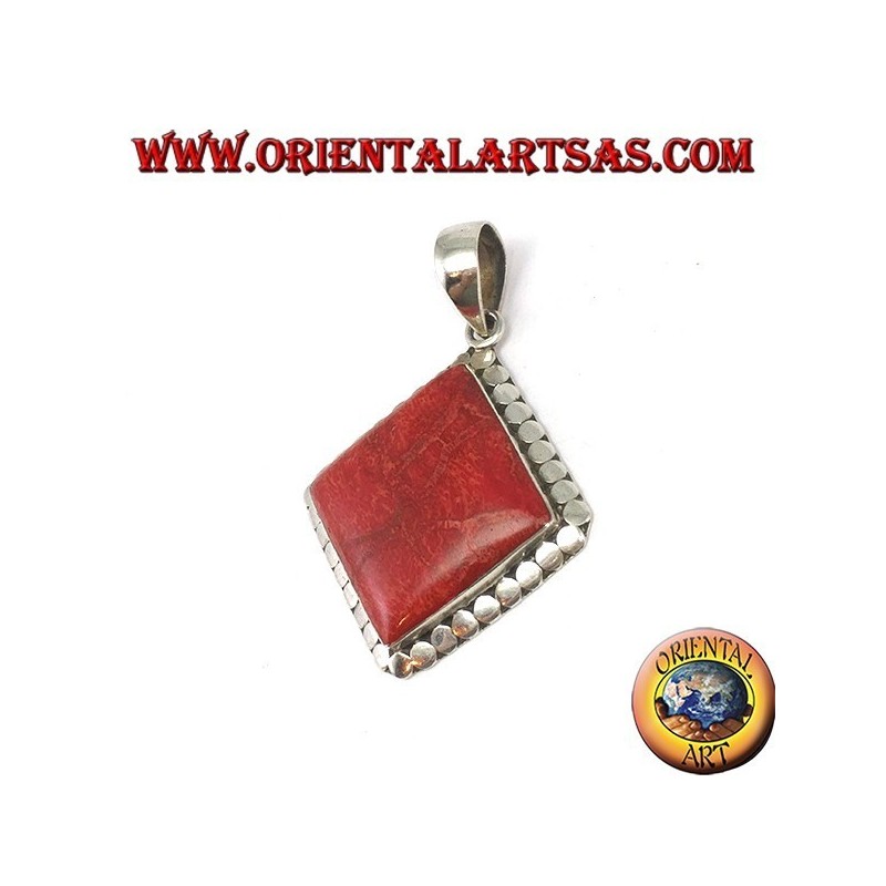 Colgante de plata con madropo rojo cuadrado rodeado de tachuelas