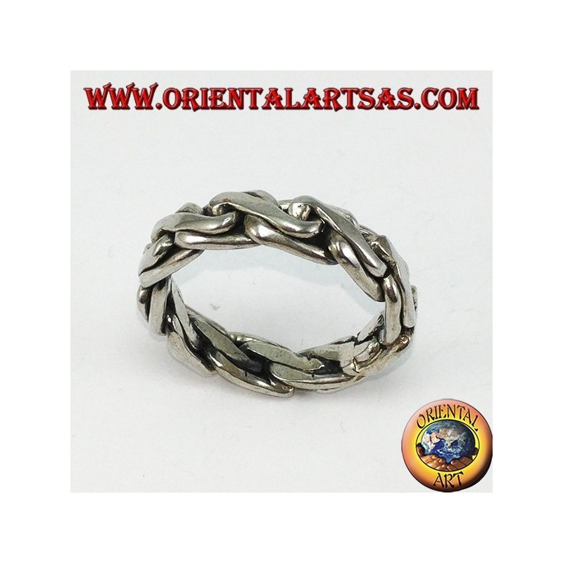 Bague en argent avec une chaîne byzantine