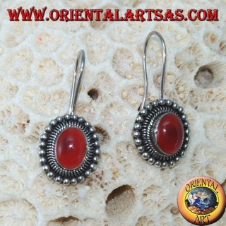 Boucles d'oreilles en argent avec cornaline ovale est entourée de points