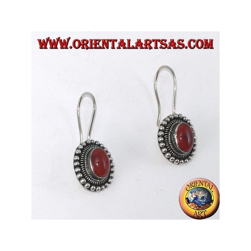 Boucles d'oreilles en argent avec cornaline ovale est entourée de points