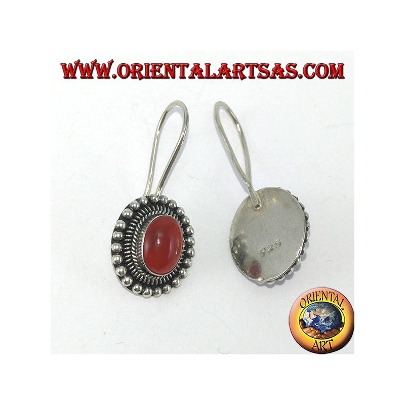 Boucles d'oreilles en argent avec cornaline ovale est entourée de points