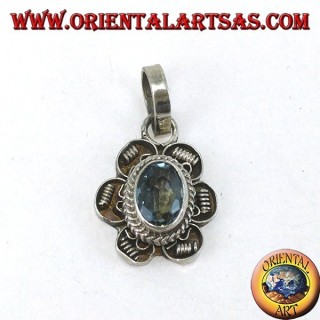 Colgante en flor de plata con topacio azul ovalado