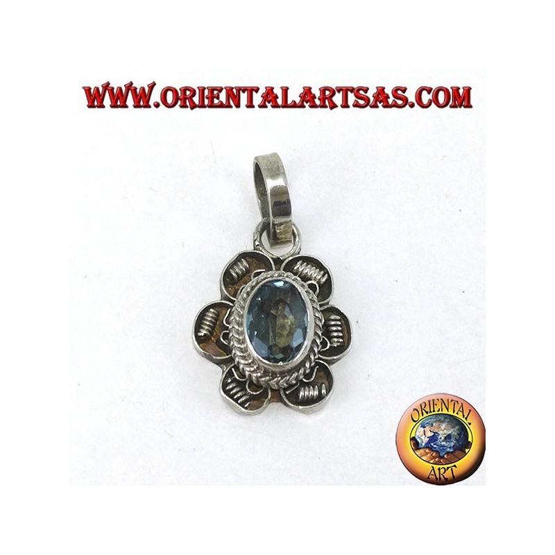 Pendentif en fleur d'argent avec topaze bleue ovale