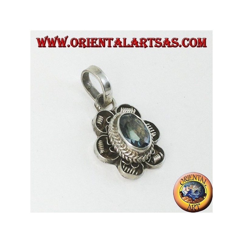 Colgante en flor de plata con topacio azul ovalado