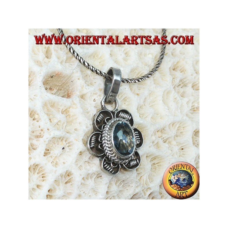Pendentif en fleur d'argent avec topaze bleue ovale