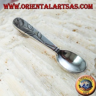 Pendant in silver teaspoon with an engraved flower