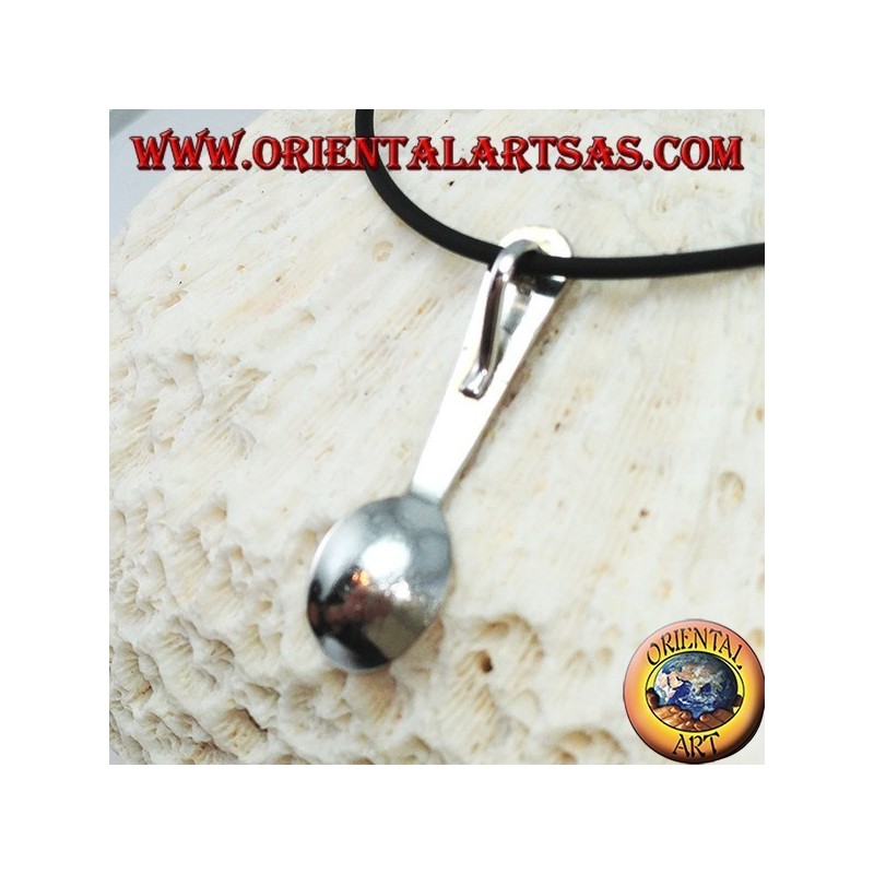 Colgante en cucharilla de plata con una flor grabada