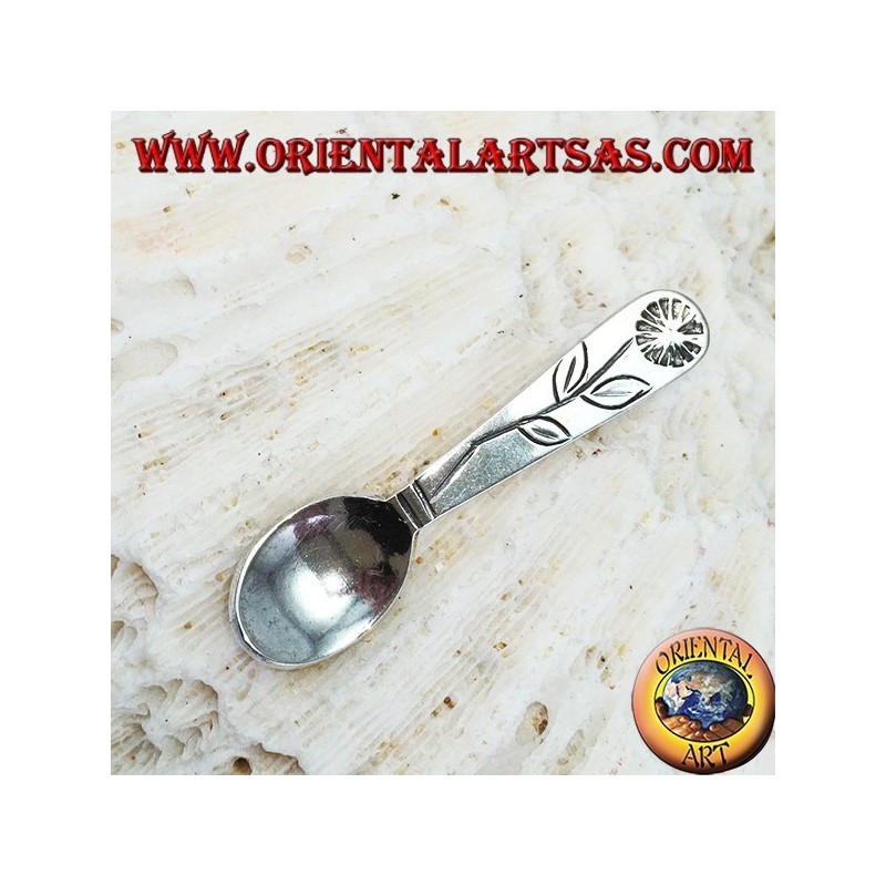 Colgante en cucharilla de plata con una flor grabada