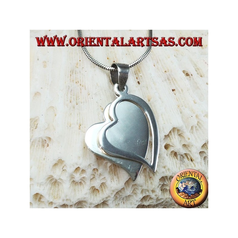 Pendentif en argent avec deux coeurs, dont l'un est percé