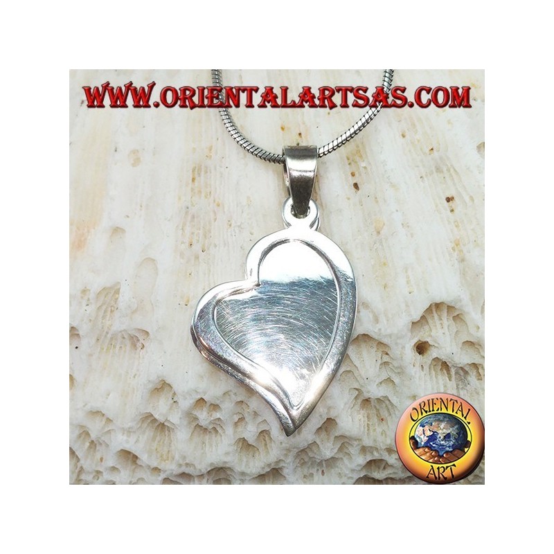 Pendentif en argent avec deux coeurs, dont l'un est percé