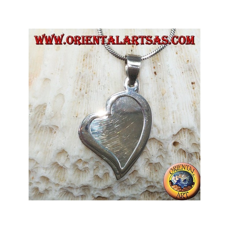 Pendentif en argent avec deux coeurs, dont l'un est percé