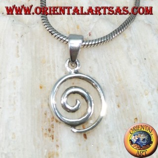 Silberner Anhänger in einer kleinen Spiralform