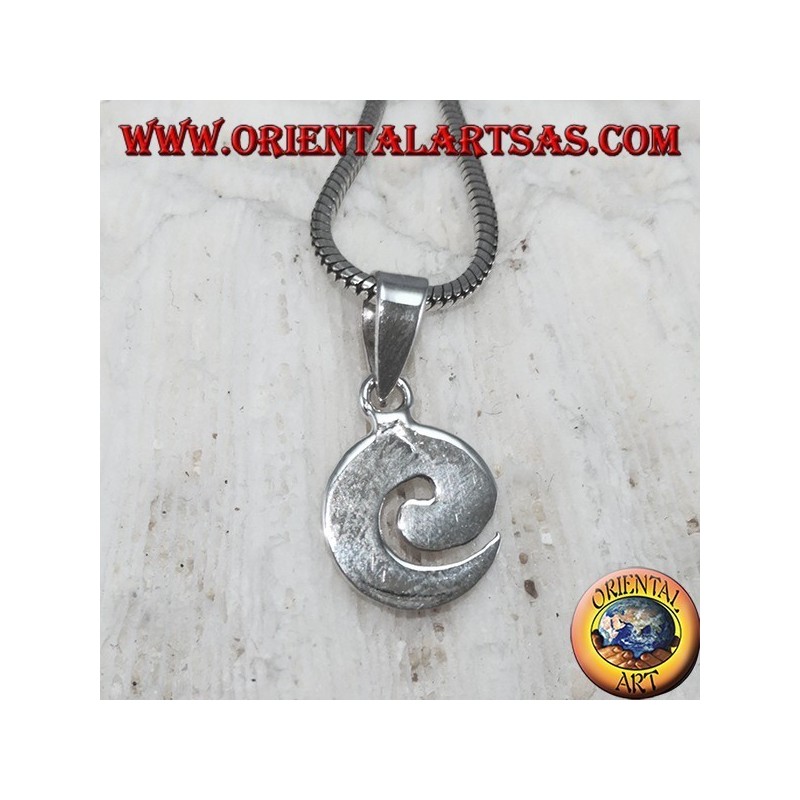Pendentif en argent dans une petite forme de spirale plate