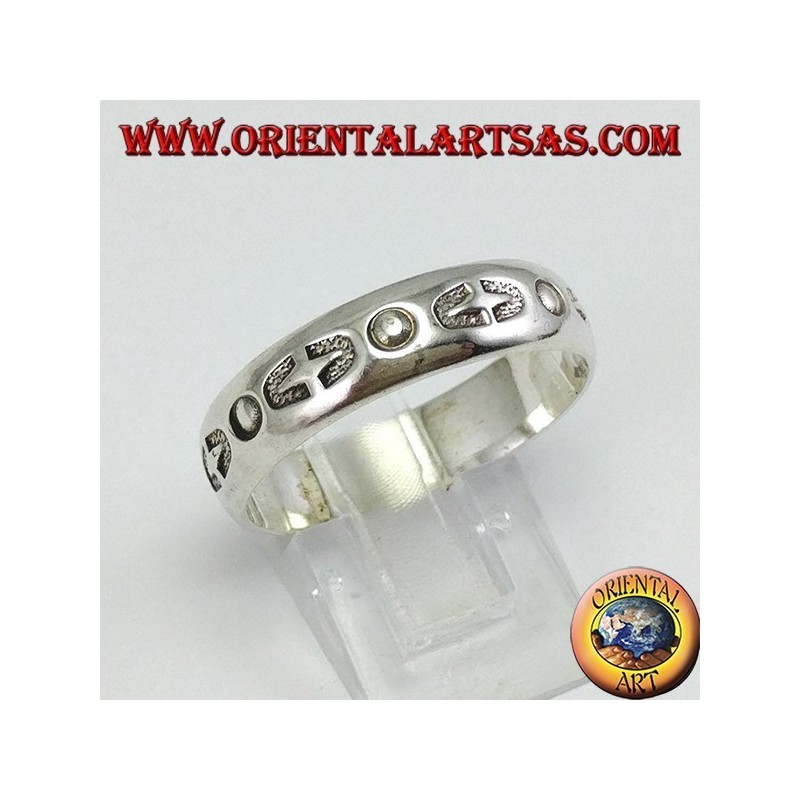 Anillo en banda de plata incrustada a mano