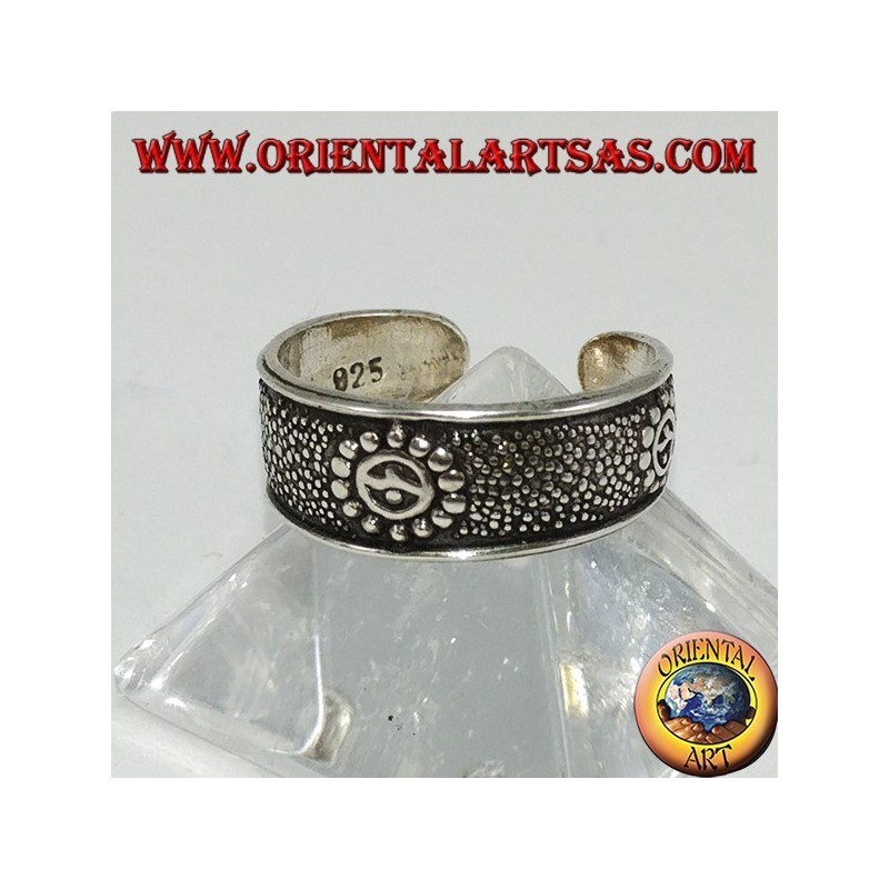 Silver ring from feet or phalanx with chiseled smiles
