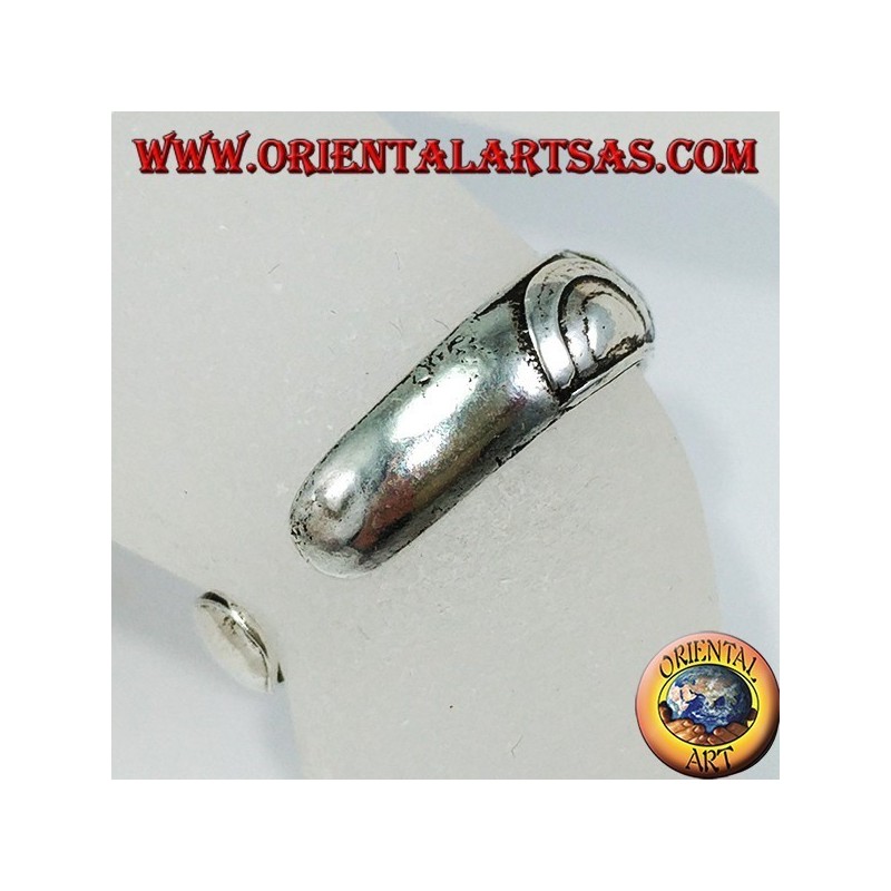 Anillo de plata con pies o falange incrustado con semicírculos opuestos