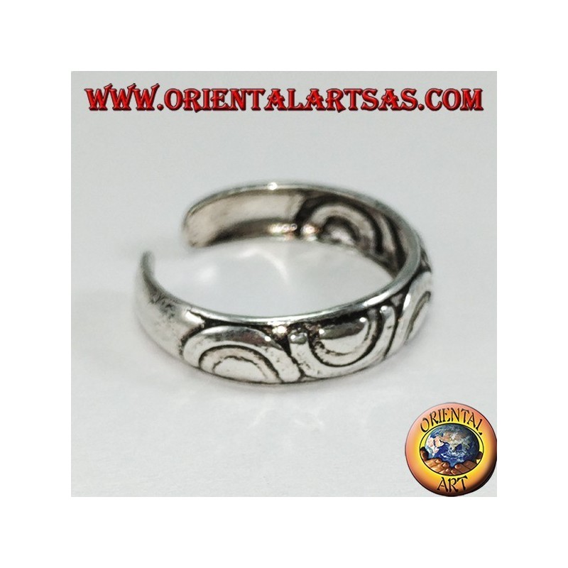Anillo de plata con pies o falange incrustado con semicírculos opuestos