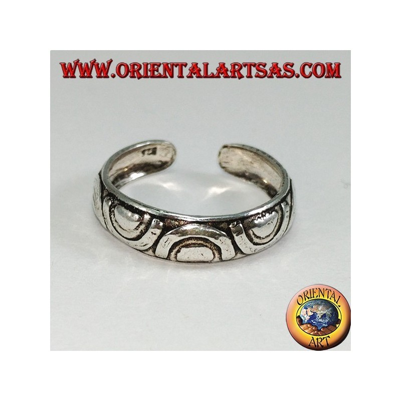 Bague en argent avec pieds ou phalange incrustée de demi-cercles opposés