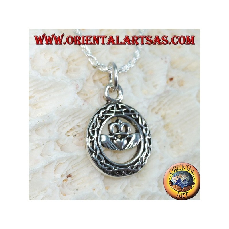 Ciondolo in argento, claddagh nel cerchio di nodo celtico