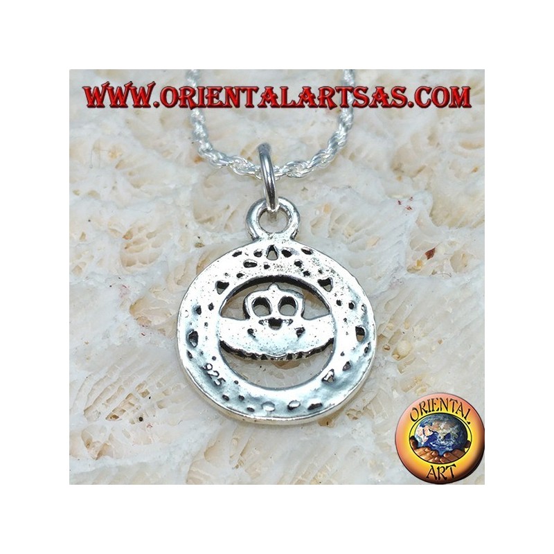 Ciondolo in argento, claddagh nel cerchio di nodo celtico
