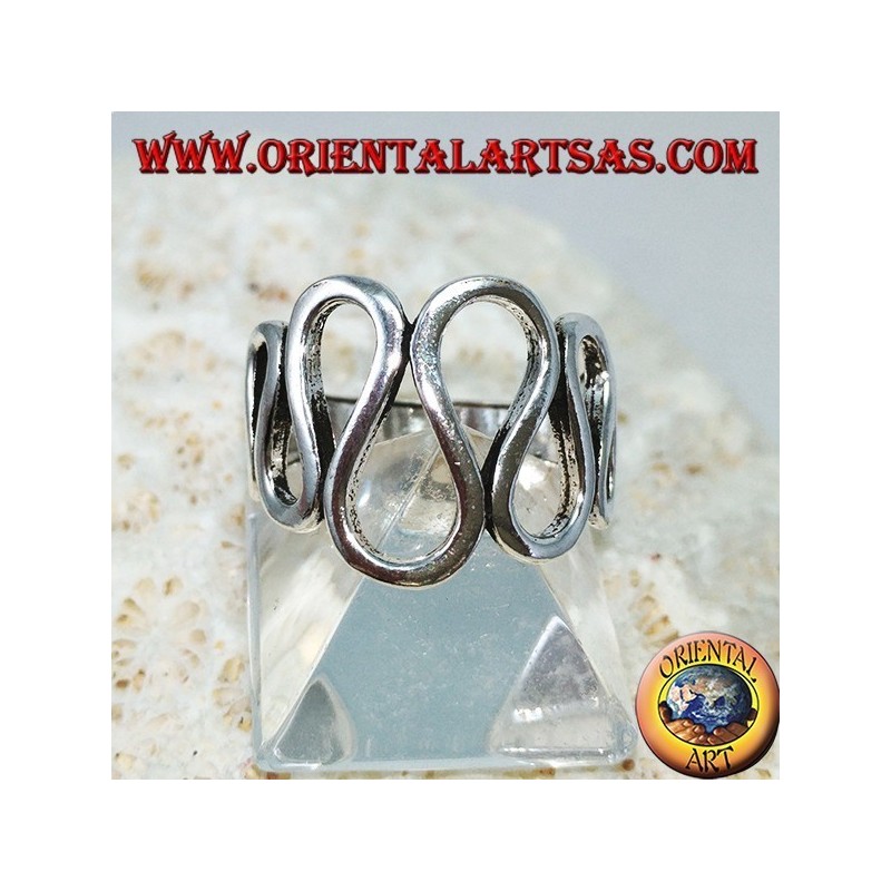Silberner Ring mit wellenförmigen Wellen