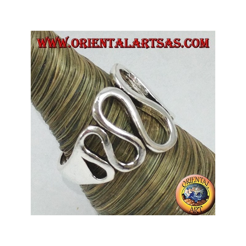 Silberner Ring mit wellenförmigen Wellen
