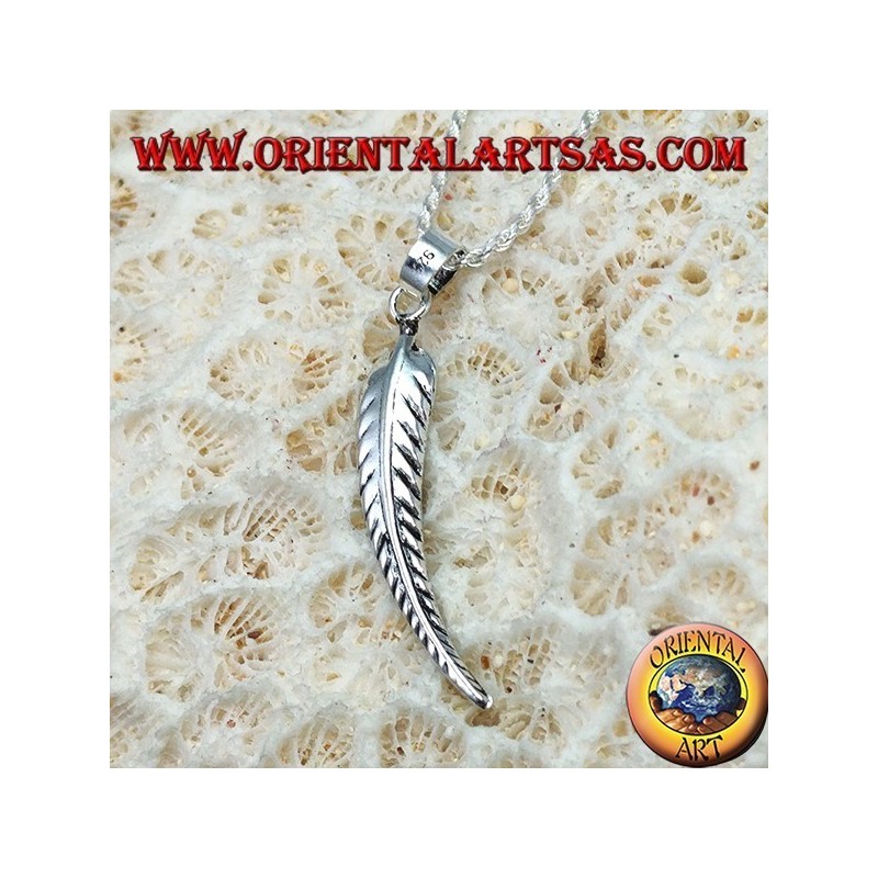 Pendentif en argent sous la forme d'un symbole de la plume de purification