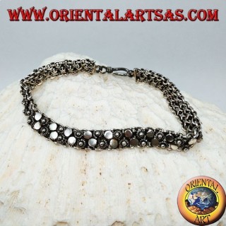 Pulsera de plata con dos filas de pequeñas flores y placas redondas
