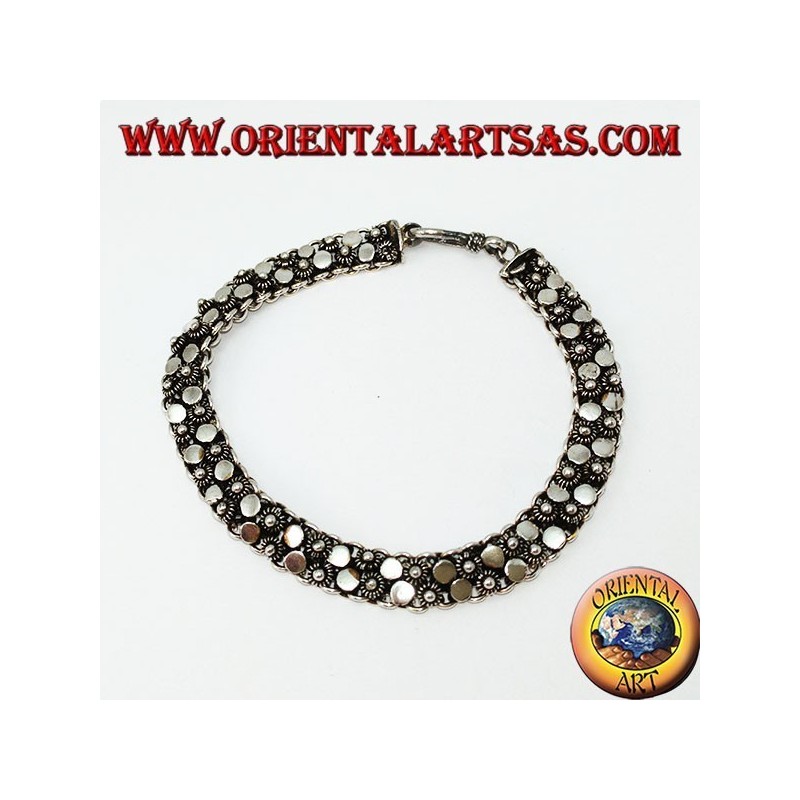 Silbernes Armband mit zwei Reihen kleiner Blumen und runden Tellern