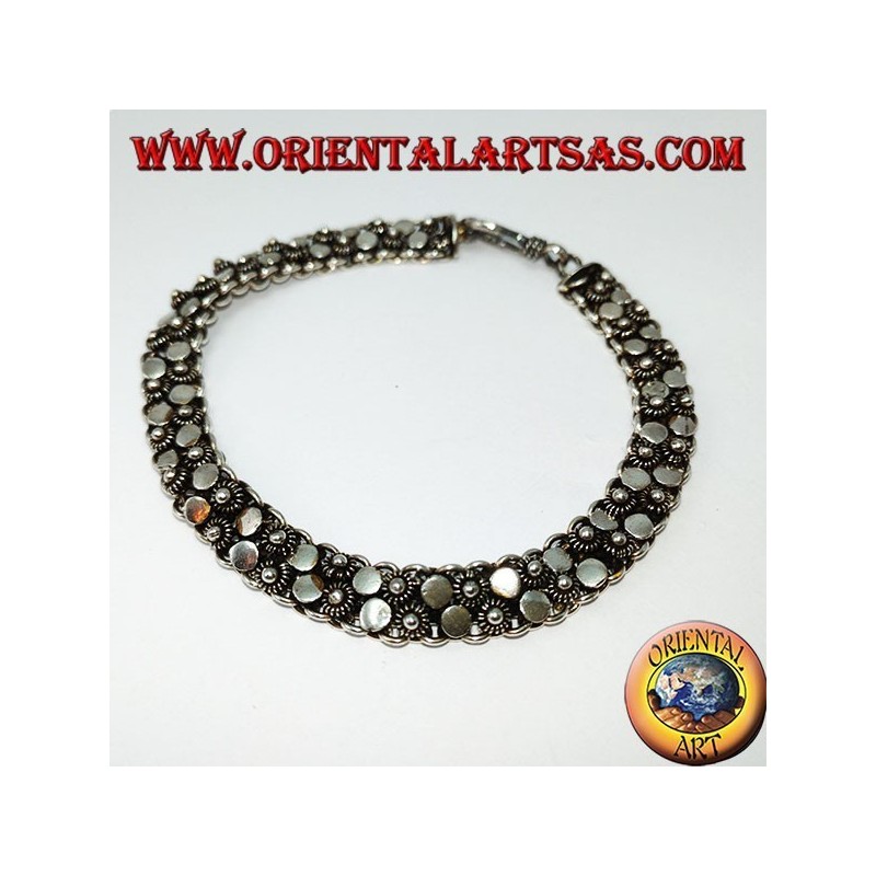 Bracelet en argent avec deux rangées de petites fleurs et des plaques rondes