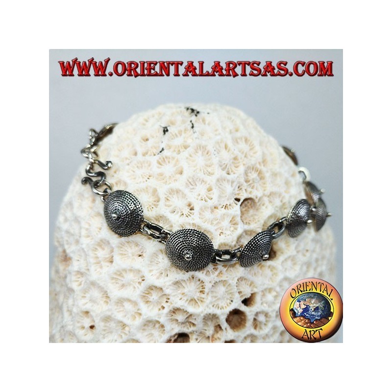 Silbernes Armband, ethnisches Design des Schildes