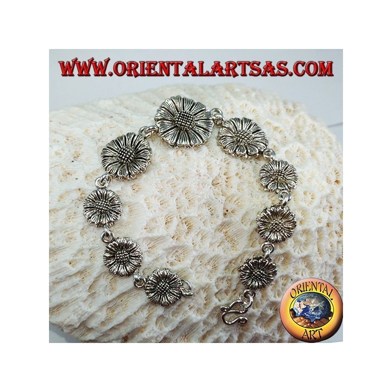 Silver bracelet in the shape of daisies