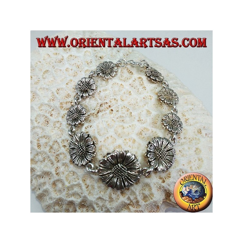 Silver bracelet in the shape of daisies