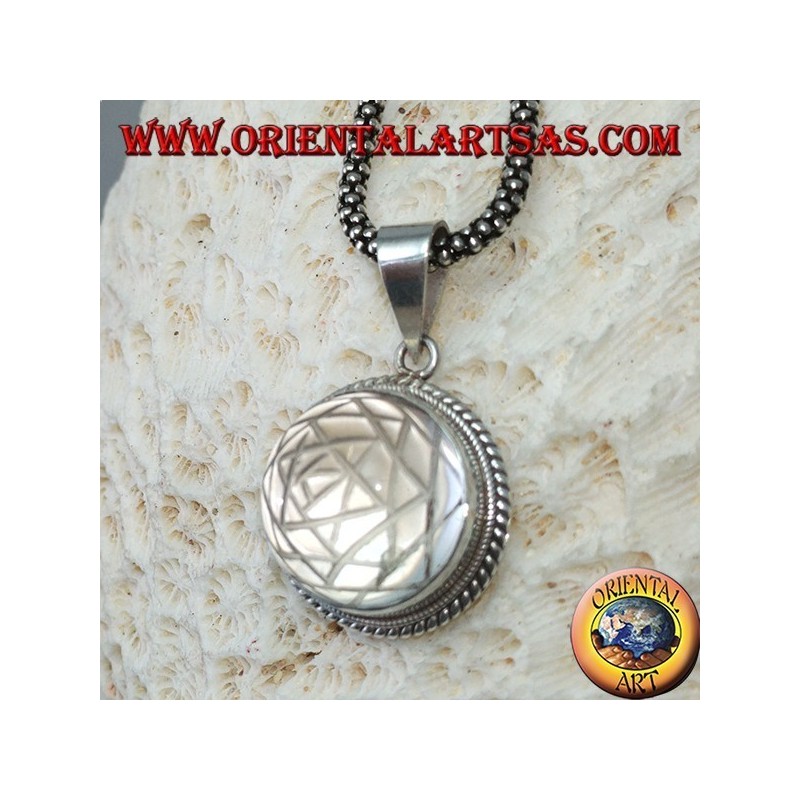 Pendentif en argent avec Sri Yantra gravé en cristal de roche (moyen)