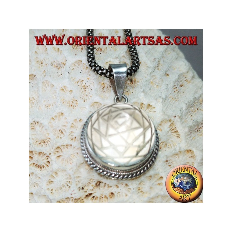 Silberanhänger mit Sri Yantra eingraviert in Bergkristall (mittel)