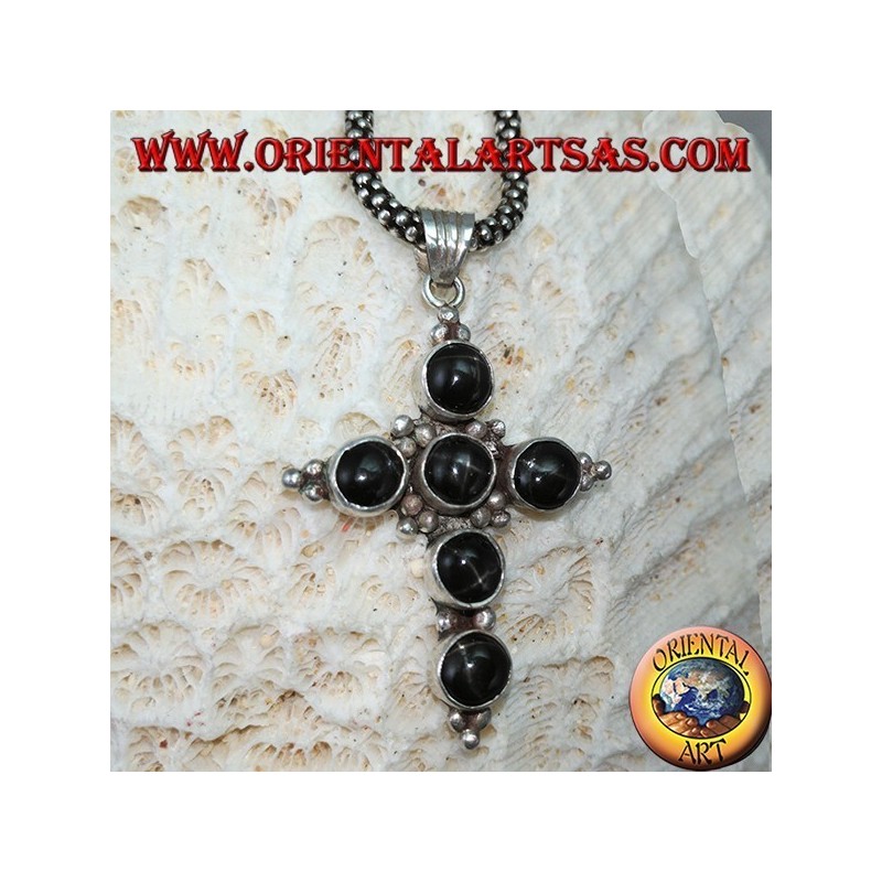 Cruz colgante en plata con seis estrellas negras, redondas