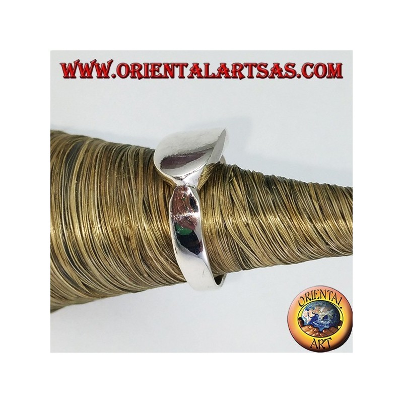 Glatter Silberring mit ovalem Kreuzschild