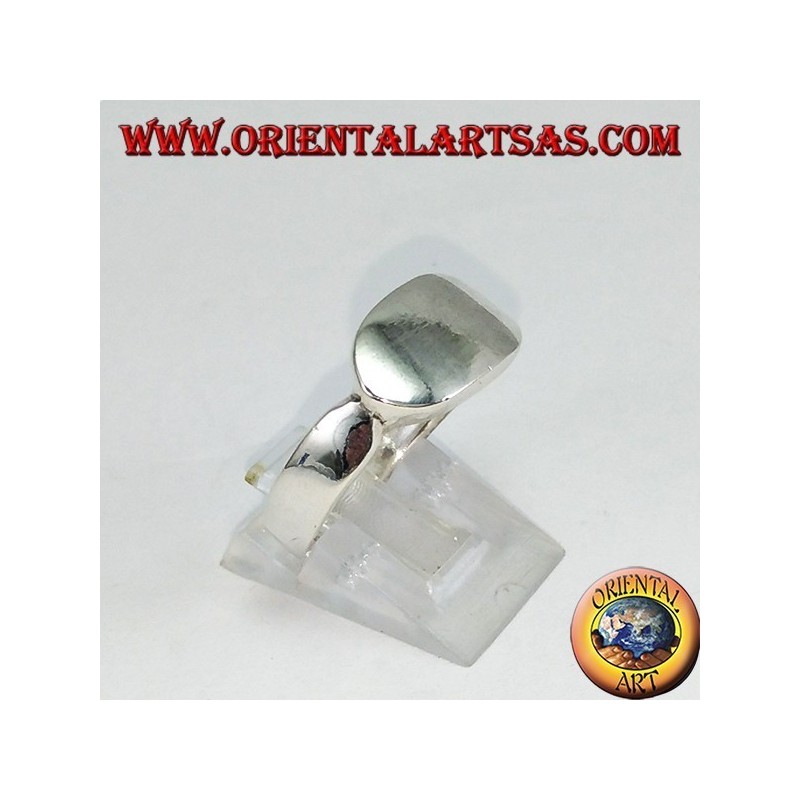 Anillo de plata lisa con escudo ovalado