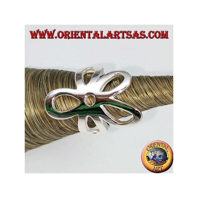 Bague en argent lisse avec une fleur