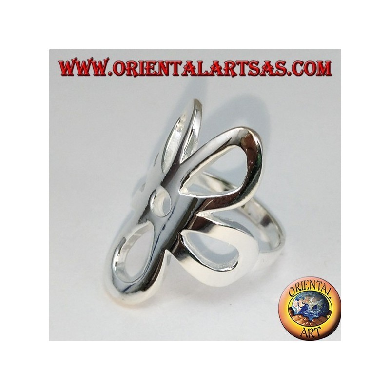 Ring aus glattem Silber mit einer Blume