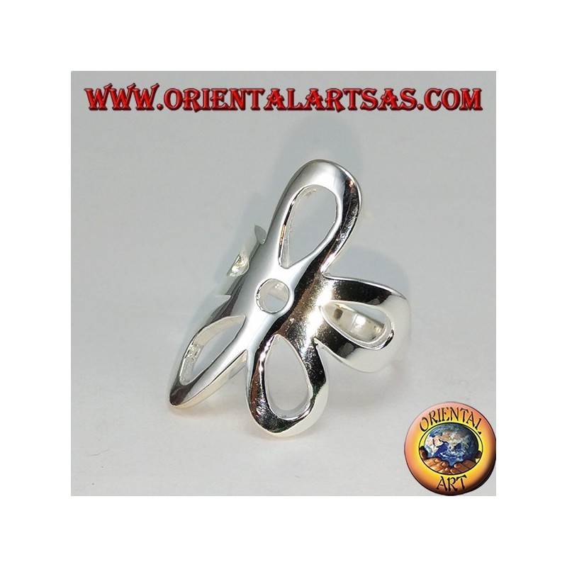Anello in argento liscio con un fiore