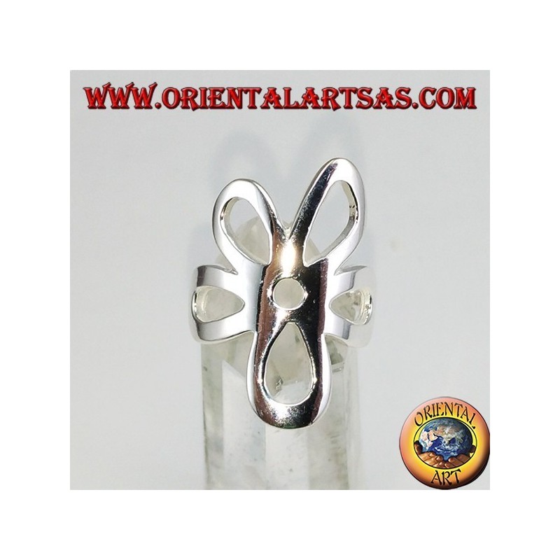 Anello in argento liscio con un fiore